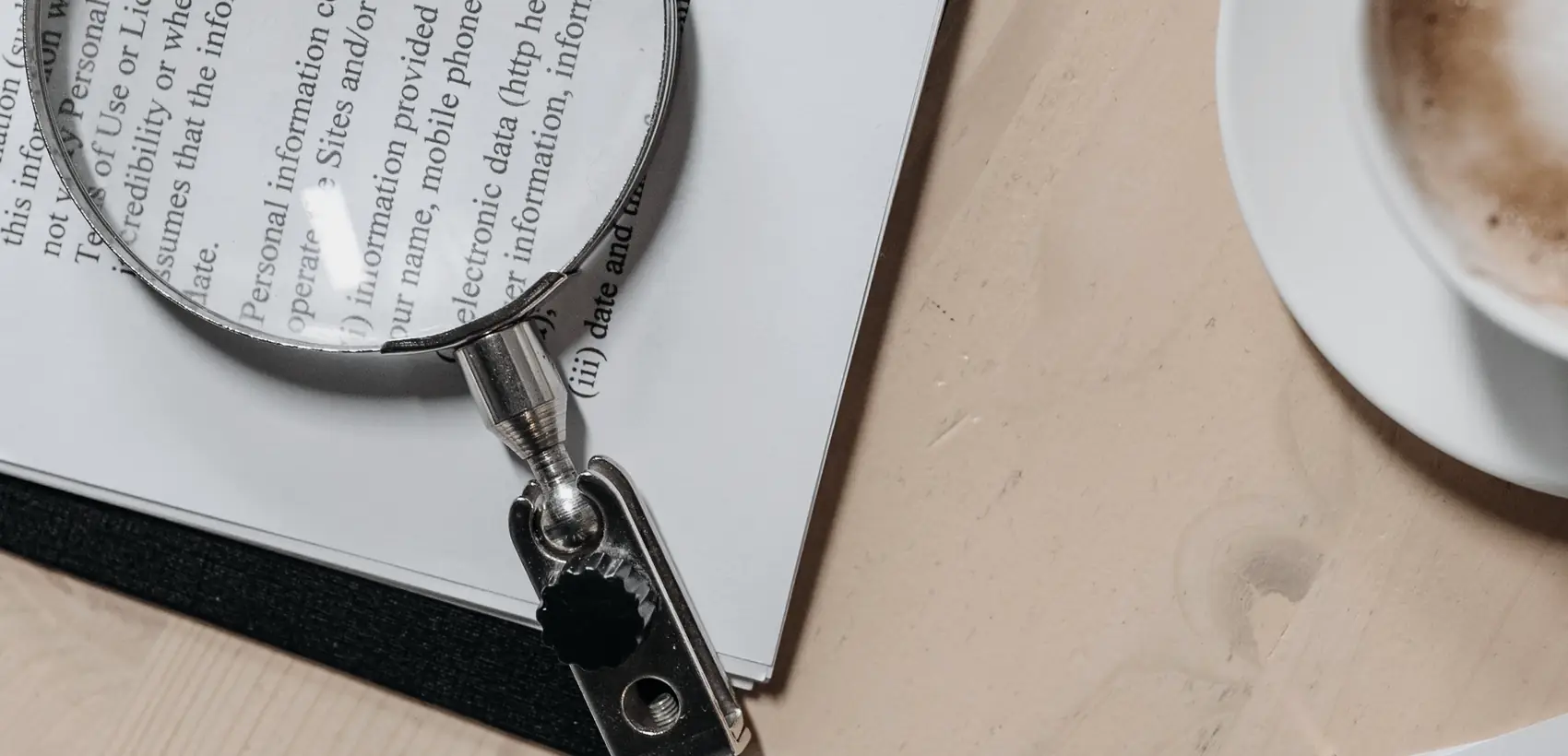 Lupa sobre as páginas de um contrato impresso
