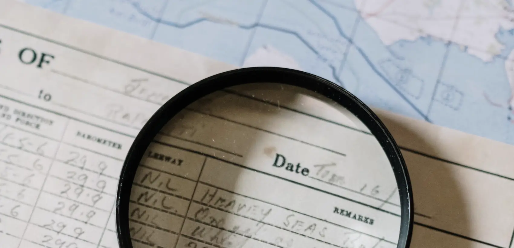 Lupa sobre um formulário com campo de data